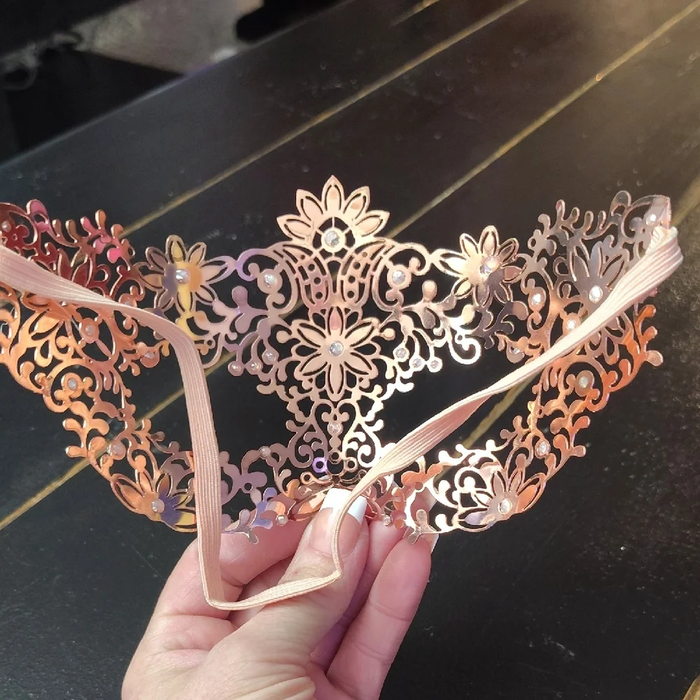 BEAUTIFUL ROSE GOLD FACE MASK FLORAL  WITH RHINESTONES